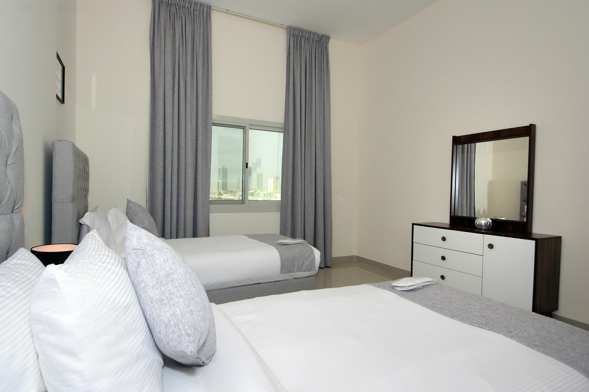Spacious 2 Bedroom In Al Telal 11, Al Barsha 1 ドバイ エクステリア 写真