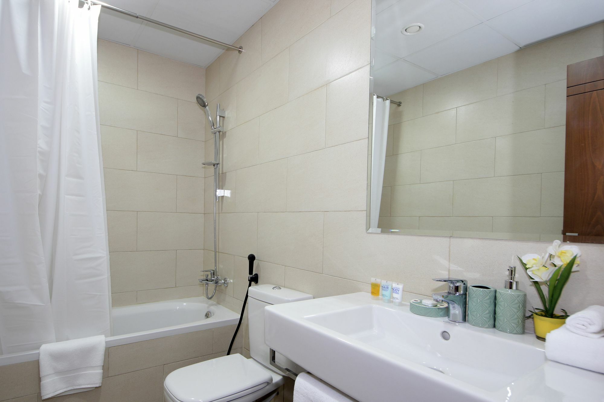 Spacious 2 Bedroom In Al Telal 11, Al Barsha 1 ドバイ エクステリア 写真